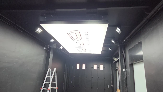Panneau lumineux LED installé au plafond d’un espace intérieur