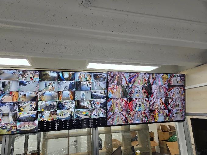Mur d’écrans affichant plusieurs flux de vidéosurveillance