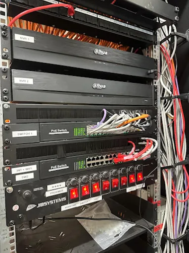 Rack technique avec enregistreur vidéosurveillance et équipement réseau